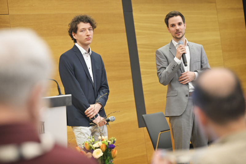 Von links: Mitarbeiter am Institut für Staatswissenschaften Uni Wien Daniel Bliem, Parlamentsbediensteter Dieter Berliz