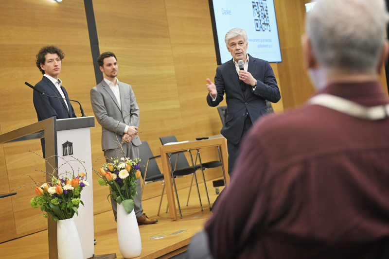 Von links: Mitarbeiter am Institut für Staatswissenschaften Uni Wien Daniel Bliem, Parlamentsbediensteter Dieter Berliz, Parlamentsdirektor Harald Dossi