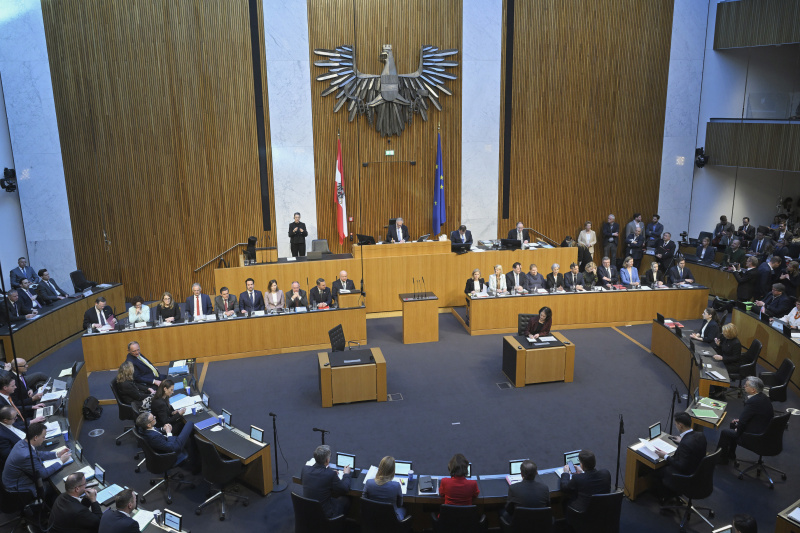 Regierungsbank von links: Staatssekretär Josef Schellhorn (NEOS), Staatssekretärin Elisabeth Zehetner (ÖVP), Staatssekretärin Ulrike Königsberger-Ludwig (SPÖ), Finanzminister Markus Marterbauer (SPÖ), Infrastrukturminister Peter Hanke (SPÖ), Bildungsminister Christoph Wiederkehr (NEOS), Familienministerin Claudia Plakolm (ÖVP), Innenminister Gerhard Karner (ÖVP), Vizekanzler Andreas Babler (SPÖ), Bundeskanzler Christian Stocker (ÖVP), Außenministerin Beate Meinl-Reisinger (NEOS), Verteidigungsministerin Klaudia Tanner (ÖVP), Landwirtschaftsminister Norbert Totschnig (ÖVP), Sozialministerin Korinna Schumann (SPÖ), Justizministerin Anna Sporrer (SPÖ), Wirtschaftsminister Wolfgang Harttmannsdorfer (ÖVP), Frauenministerin Eva Maria Holzleitner (SPÖ), Staatssekretär Jörg Leichtfried (SPÖ), Staatssekretärin Barbara Eibinger-Miedl, Staatssekretärin Michaela Schmidt (SPÖ), Staatssekretär Alexander Pröll (ÖVP)