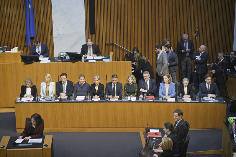 Regierungsbank von links: Außenministerin Beate Meinl-Reisinger (NEOS), Verteidigungsministerin Klaudia Tanner (ÖVP), Landwirtschaftsminister Norbert Totschnig (ÖVP), Sozialministerin Korinna Schumann (SPÖ), Justizministerin Anna Sporrer (SPÖ), Wirtschaftsminister Wolfgang Hattmannsdorfer (ÖVP), Frauenministerin Eva Maria Holzleitner (SPÖ), Staatssekretär Jörg Leichtfried (SPÖ), Staatssekretärin Barbara Eibinger-Miedl, Staatssekretärin Michaela Schmidt (SPÖ), Staatssekretär Alexander Pröll (ÖVP)