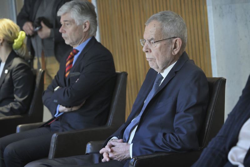 Von links: Parlamentsdirektor Harald Dossi, Bundespräsident Alexander Van der Bellen auf dem Balkon