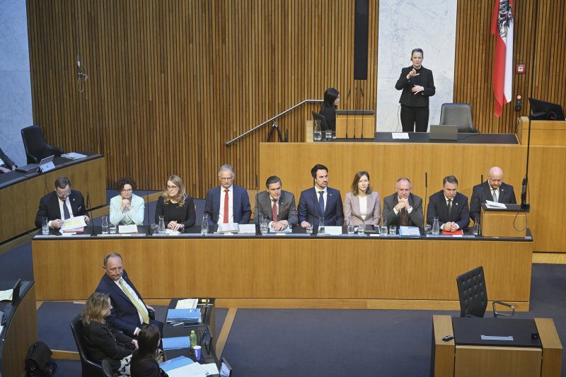 Regierungsbank von links: Staatssekretär Josef Schellhorn (NEOS), Staatssekretärin Elisabeth Zehetner (ÖVP), Staatssekretärin Ulrike Königsberger-Ludwig (SPÖ), Finanzminister Markus Marterbauer (SPÖ), Infrastrukturminister Peter Hanke (SPÖ), Bildungsminister Christoph Wiederkehr (NEOS), Familienministerin Claudia Plakolm (ÖVP), Innenminister Gerhard Karner (ÖVP), Vizekanzler Andreas Babler (SPÖ), Bundeskanzler Christian Stocker (ÖVP)