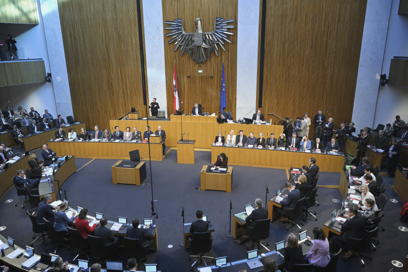 Regierungsbank von links: Staatssekretär Josef Schellhorn (NEOS), Staatssekretärin Elisabeth Zehetner (ÖVP), Staatssekretärin Ulrike Königsberger-Ludwig (SPÖ), Finanzminister Markus Marterbauer (SPÖ), Infrastrukturminister Peter Hanke (SPÖ), Bildungsminister Christoph Wiederkehr (NEOS), Familienministerin Claudia Plakolm (ÖVP), Innenminister Gerhard Karner (ÖVP), Vizekanzler Andreas Babler (SPÖ), Bundeskanzler Christian Stocker (ÖVP), Außenministerin Beate Meinl-Reisinger (NEOS), Verteidigungsministerin Klaudia Tanner (ÖVP), Landwirtschaftsminister Norbert Totschnig (ÖVP), Sozialministerin Korinna Schumann (SPÖ), Justizministerin Anna Sporrer (SPÖ), Wirtschaftsminister Wolfgang Hattmannsdorfer (ÖVP), Frauenministerin Eva Maria Holzleitner (SPÖ), Staatssekretär Jörg Leichtfried (SPÖ), Staatssekretärin Barbara Eibinger-Miedl, Staatssekretärin Michaela Schmidt (SPÖ), Staatssekretär Alexander Pröll (ÖVP)