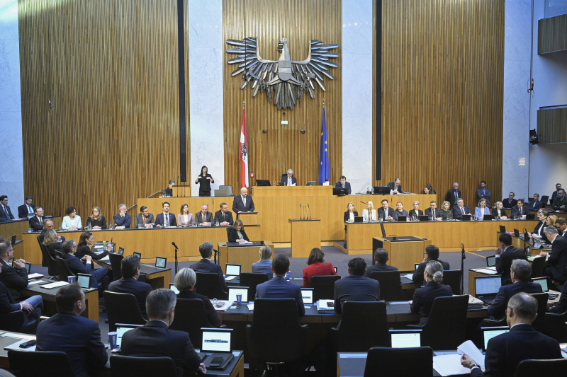 Regierungsbank von links: Staatssekretär Josef Schellhorn (NEOS), Staatssekretärin Elisabeth Zehetner (ÖVP), Staatssekretärin Ulrike Königsberger-Ludwig (SPÖ), Finanzminister Markus Marterbauer (SPÖ), Infrastrukturminister Peter Hanke (SPÖ), Bildungsminister Christoph Wiederkehr (NEOS), Familienministerin Claudia Plakolm (ÖVP), Innenminister Gerhard Karner (ÖVP), Vizekanzler Andreas Babler (SPÖ), Bundeskanzler Christian Stocker (ÖVP) (am Wort), Außenministerin Beate Meinl-Reisinger (NEOS), Verteidigungsministerin Klaudia Tanner (ÖVP), Landwirtschaftsminister Norbert Totschnig (ÖVP), Sozialministerin Korinna Schumann (SPÖ), Justizministerin Anna Sporrer (SPÖ), Wirtschaftsminister Wolfgang Hattmannsdorfer (ÖVP), Frauenministerin Eva Maria Holzleitner (SPÖ), Staatssekretär Jörg Leichtfried (SPÖ), Staatssekretärin Barbara Eibinger-Miedl, Staatssekretärin Michaela Schmidt (SPÖ), Staatssekretär Alexander Pröll (ÖVP)