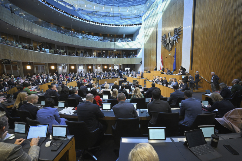 Regierungserklärung von Bundeskanzler Christian Stocker (ÖVP). Blick Richtung Sitzungsteilnehmer:innen