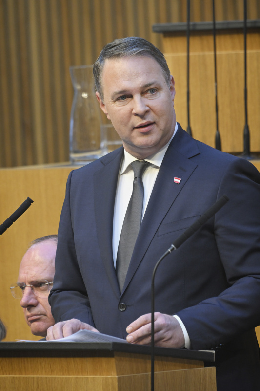 Am Redner:innenpult: Vizekanzler Andreas Babler (SPÖ)
