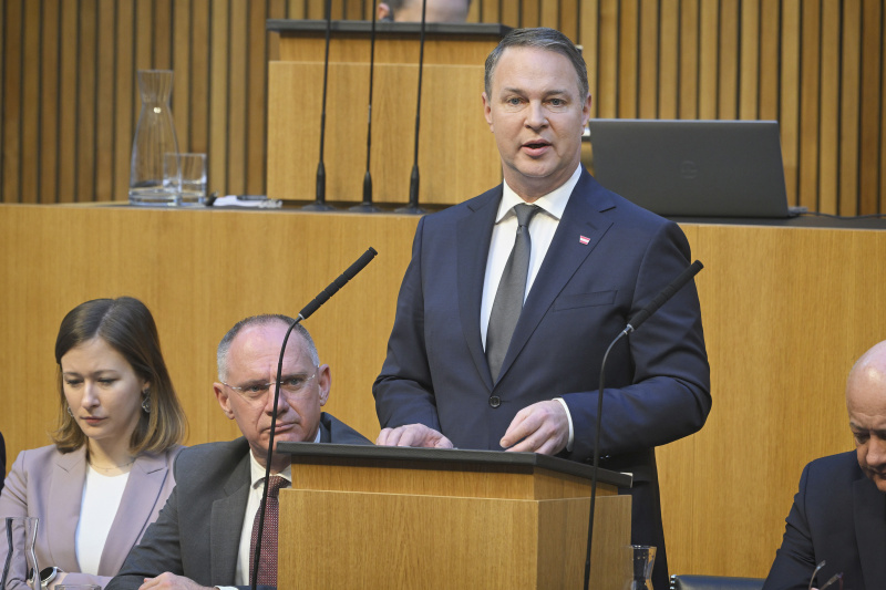 Am Redner:innenpult: Vizekanzler Andreas Babler (SPÖ)