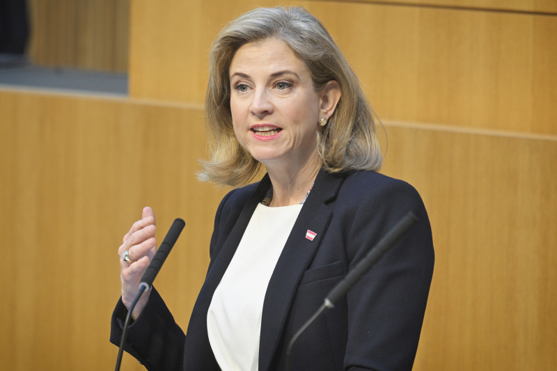 Am Redner:innenpult: Außenministerin Beate Meinl-Reisinger (NEOS)