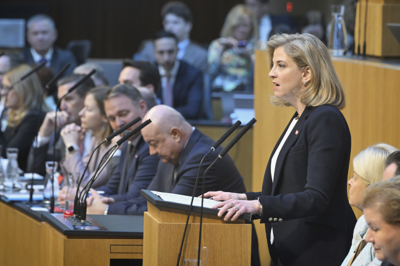 Am Redner:innenpult: Außenministerin Beate Meinl-Reisinger (NEOS)