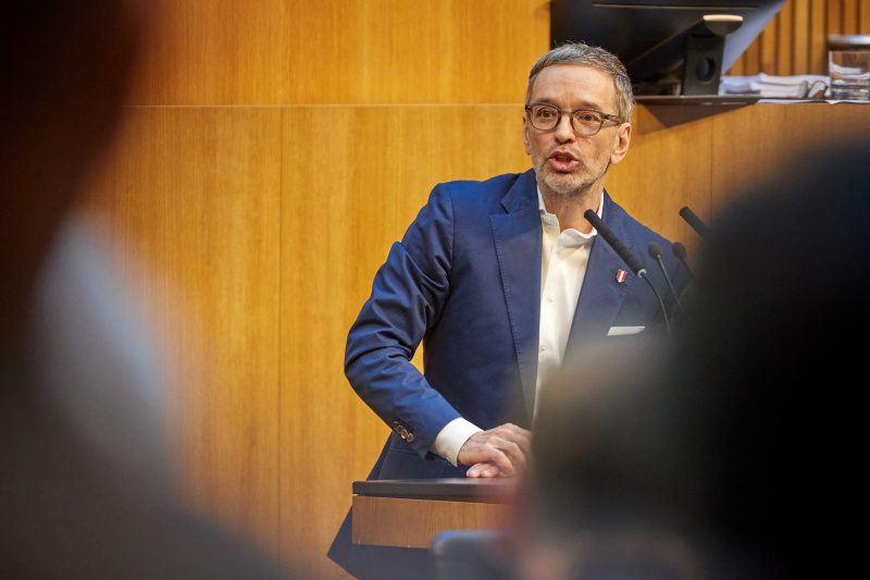 Am Redner:innenpult Klubobmann Herbert Kickl (FPÖ)
