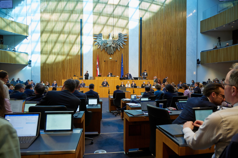 Am Redner:innenpult Klubobmann August Wöginger (ÖVP)