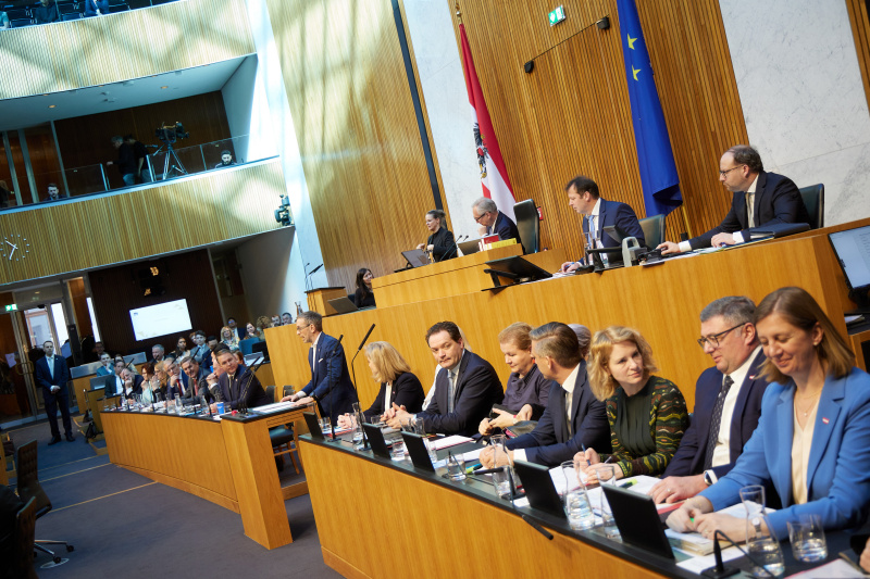 Am Redner:innenpult Klubobmann Herbert Kickl (FPÖ). Regierungsbank von rechts: Staatssekretärin für Finanzen Barbara Eibinger-Miedl (ÖVP), Staatssekretär für Staatsschutz Jörg Leichtfried (SPÖ), Wissenschaftsministerin Eva Maria Holzleitner (SPÖ), Wirtschaftsminister Wolfgang Hattmannsdorfer (ÖVP), Justizministerin Anna Sporrer (SPÖ), Gesundheitsministerin Korinna Schumann (SPÖ), Landwirtschaftsminister Norbert Totschnig (ÖVP), Verteidigungsministerin Claudia Tanner (ÖVP), Außenministerin Beate Meinl-Reisinger (NEOS). Am Präsidium Nationalratspräsident Walter Rosenkranz (FPÖ)