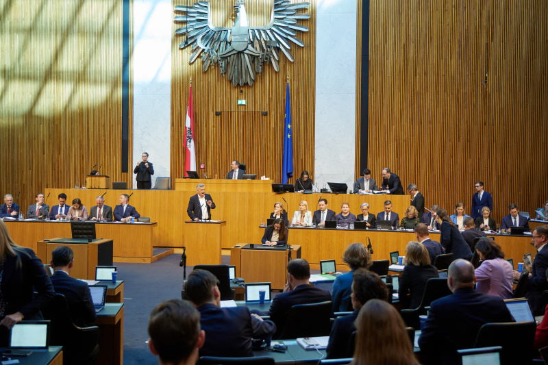 Am Redner:innenpult Nationalratsabgeordneter Werner Kogler (GRÜNE). Regierungsbank von rechts: Staatssekretär für Digitalisierung Alexander Pröll (ÖVP), Staatssekretärin für Kunst und Kultur Michaela Schmidt (SPÖ), Staatssekretärin für Finanzen Barbara Eibinger-Miedl (ÖVP), Staatssekretär für Staatsschutz Jörg Leichtfried (SPÖ), Wissenschaftsministerin Eva Maria Holzleitner (SPÖ), Wirtschaftsminister Wolfgang Hattmannsdorfer (ÖVP), Justizministerin Anna Sporrer (SPÖ), Gesundheitsministerin Korinna Schumann (SPÖ), Landwirtschaftsminister Norbert Totschnig (ÖVP), Verteidigungsministerin Claudia Tanner (ÖVP), Außenministerin Beate Meinl-Reisinger (NEOS), Vizekanzler Andreas Babler (SPÖ), Innenminister Gerhard Karner (ÖVP), Familienministerin Claudia Plakolm (ÖVP), Bildungsminister Christoph Wiederkehr (NEOS), Verkehrsminister Peter Hanke (SPÖ), Finanzminister Markus Marterbauer (SPÖ). Am Präsidium Zweiter Nationalratspräsident Peter Haubner (ÖVP)