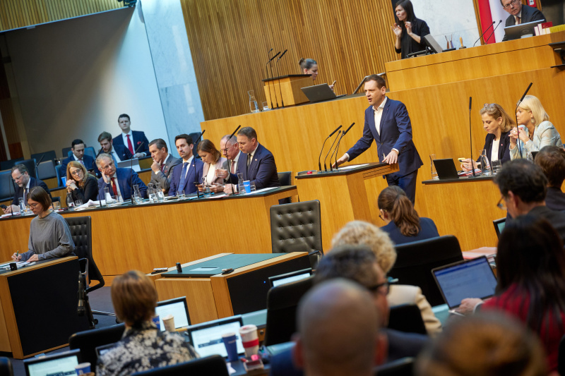 Am Redner:innenpult Klubvorsitzender Philip Kucher (SPÖ). Regierungsbank von rechts: Verteidigungsministerin Claudia Tanner (ÖVP), Außenministerin Beate Meinl-Reisinger (NEOS), Vizekanzler Andreas Babler (SPÖ), Innenminister Gerhard Karner (ÖVP), Familienministerin Claudia Plakolm (ÖVP), Bildungsminister Christoph Wiederkehr (NEOS), Verkehrsminister Peter Hanke (SPÖ), Finanzminister Markus Marterbauer (SPÖ), Staatssekretärin für Gesundheit Königsberger-Ludwig (SPÖ), Staatssekretärin für Wirtschaft Elisabeth Zehetner-Piewald (ÖVP), Staatssekretär für Deregulierung Josef Schellhorn (NEOS)