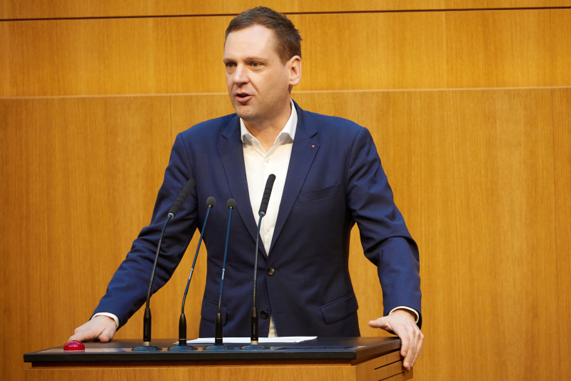 Am Redner:innenpult Klubvorsitzender Philip Kucher (SPÖ)