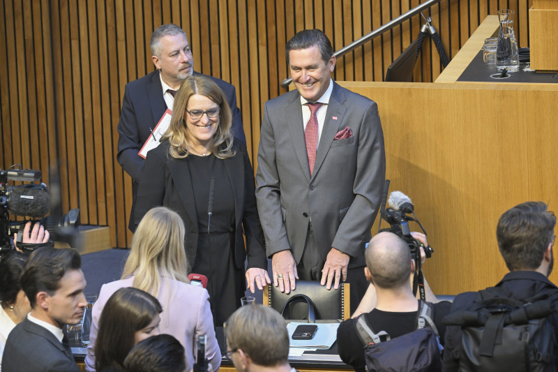 Von links: Staatssekretärin Ulrike Königsberger-Ludwig (SPÖ), Infrastrukturminister Peter Hanke (SPÖ)