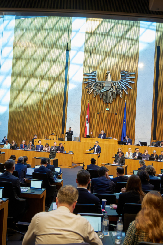Am Redner:innenpult Klubobmann Herbert Kickl (FPÖ). Regierungsbank von rechts: Justizministerin Anna Sporrer (SPÖ), Gesundheitsministerin Korinna Schumann (SPÖ), Landwirtschaftsminister Norbert Totschnig (ÖVP), Verteidigungsministerin Claudia Tanner (ÖVP), Außenministerin Beate Meinl-Reisinger (NEOS), Vizekanzler Andreas Babler (SPÖ), Innenminister Gerhard Karner (ÖVP), Familienministerin Claudia Plakolm (ÖVP), Bildungsminister Christoph Wiederkehr (NEOS), Verkehrsminister Peter Hanke (SPÖ), Finanzminister Markus Marterbauer (SPÖ), Staatssekretärin für Gesundheit Königsberger-Ludwig (SPÖ), Staatssekretärin für Wirtschaft Elisabeth Zehetner-Piewald (ÖVP). Am Präsidium Nationalratspräsident Walter Rosenkranz (FPÖ)