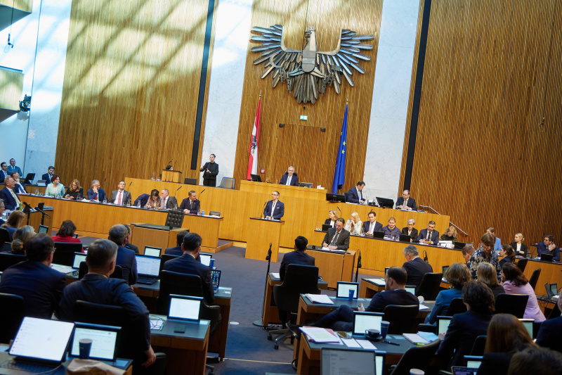 Am Redner:innenpult Klubobmann Herbert Kickl (FPÖ). Regierungsbank von rechts: Staatssekretär für Digitalisierung Alexander Pröll (ÖVP), Staatssekretärin für Kunst und Kultur Michaela Schmidt (SPÖ), Staatssekretärin für Finanzen Barbara Eibinger-Miedl (ÖVP), Staatssekretär für Staatsschutz Jörg Leichtfried (SPÖ), Wissenschaftsministerin Eva Maria Holzleitner (SPÖ), Wirtschaftsminister Wolfgang Hattmannsdorfer (ÖVP), Justizministerin Anna Sporrer (SPÖ), Gesundheitsministerin Korinna Schumann (SPÖ), Landwirtschaftsminister Norbert Totschnig (ÖVP), Verteidigungsministerin Claudia Tanner (ÖVP), Außenministerin Beate Meinl-Reisinger (NEOS), Vizekanzler Andreas Babler (SPÖ), Innenminister Gerhard Karner (ÖVP), Familienministerin Claudia Plakolm (ÖVP), Bildungsminister Christoph Wiederkehr (NEOS), Verkehrsminister Peter Hanke (SPÖ), Finanzminister Markus Marterbauer (SPÖ), Staatssekretärin für Gesundheit Königsberger-Ludwig (SPÖ), Staatssekretärin für Wirtschaft Elisabeth Zehetner-Piewald (ÖVP), Staatssekretär für Deregulierung Josef Schellhorn (NEOS). Am Präsidium Nationalratspräsident Walter Rosenkranz (FPÖ)