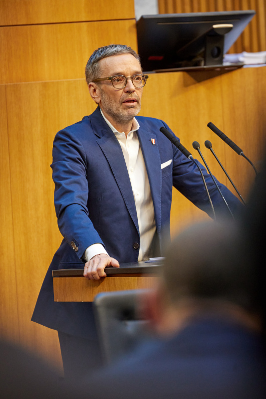 Am Redner:innenpult Klubobmann Herbert Kickl (FPÖ)