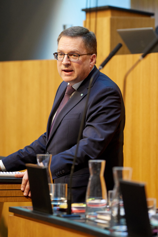 Am Redner:innenpult Klubobmann August Wöginger (ÖVP)