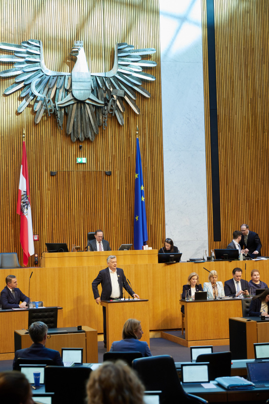Am Redner:innenpult Nationalratsabgeordneter Werner Kogler (GRÜNE). Regierungsbank von rechts: Gesundheitsministerin Korinna Schumann (SPÖ), Landwirtschaftsminister Norbert Totschnig (ÖVP), Verteidigungsministerin Claudia Tanner (ÖVP), Außenministerin Beate Meinl-Reisinger (NEOS), Vizekanzler Andreas Babler (SPÖ). Am Präsidium Zweiter Nationalratspräsident Peter Haubner (ÖVP)