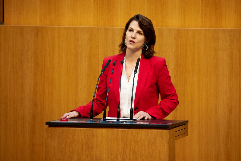 Am Redner:innenpult Nationalratsabgeordnete Karoline Edstadler (ÖVP)