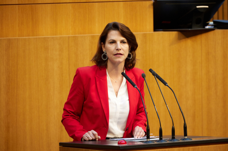 Am Redner:innenpult Nationalratsabgeordnete Karoline Edstadler (ÖVP)