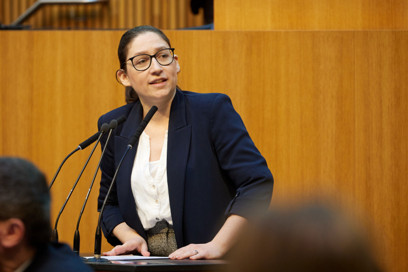 Am Redner:innenpult Nationalratsabgeordnete Julia Elisabeth Herr (SPÖ)