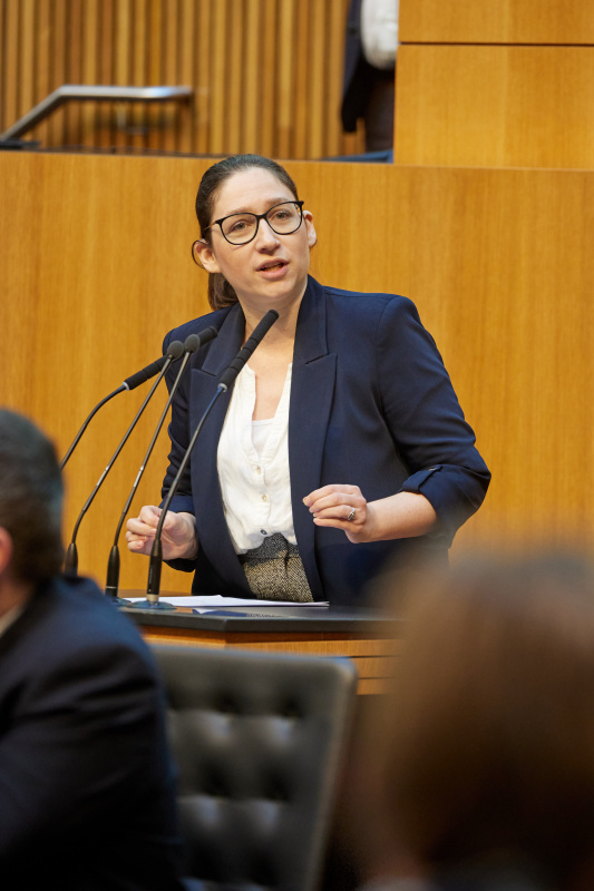 Am Redner:innenpult Nationalratsabgeordnete Julia Elisabeth Herr (SPÖ)