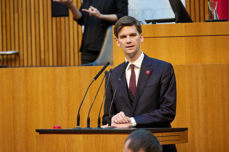 Am Redner:innenpult Nationalratsabgeordneter Douglas Hoyos-Trautmansdorff (NEOS)