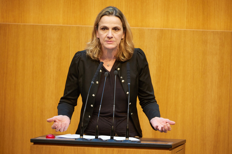 Am Redner:innenpult Nationalratsabgeordnete Dagmar Belakowitsch (FPÖ)