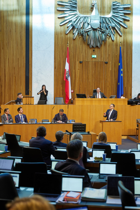 Am Redner:innenpult Klubobmann August Wöginger (ÖVP)