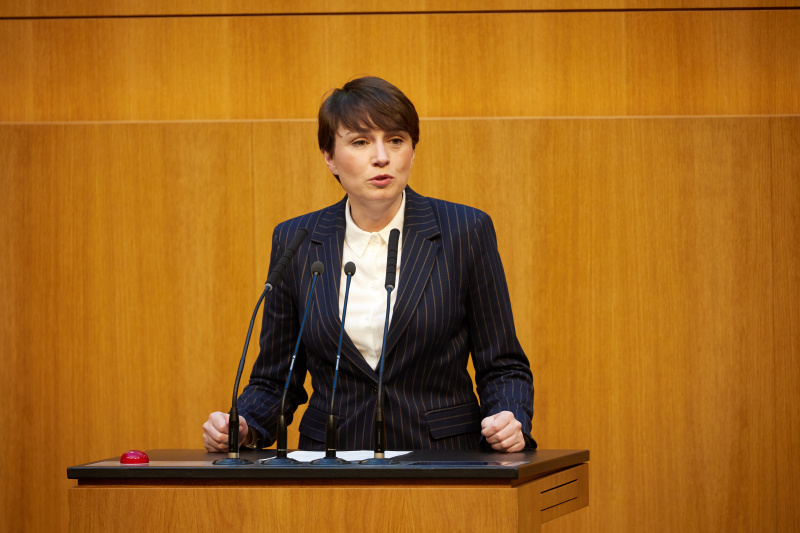 Am Redner:innenpult Nationalratsabgeordnete Sigrid Maurer (GRÜN)