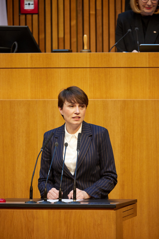 Am Redner:innenpult Nationalratsabgeordnete Sigrid Maurer (GRÜN)