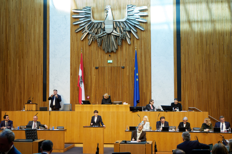 Am Redner:innenpult Nationalratsabgeordnete Sigrid Maurer (GRÜN)