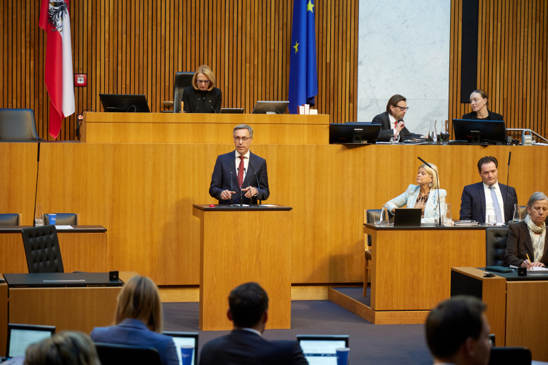 Am Redner:innenpult Nationalratsabgeordneter Georg Strasser (ÖVP)