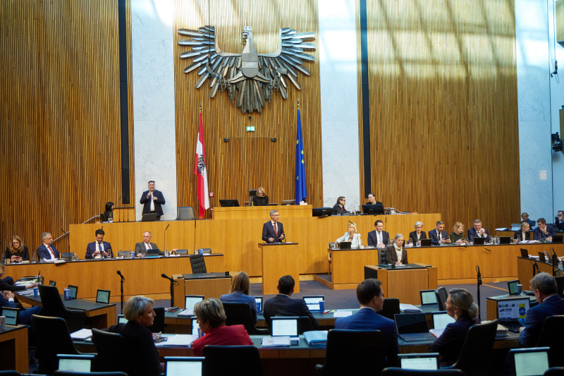 Am Redner:innenpult Nationalratsabgeordneter Georg Strasser (ÖVP)