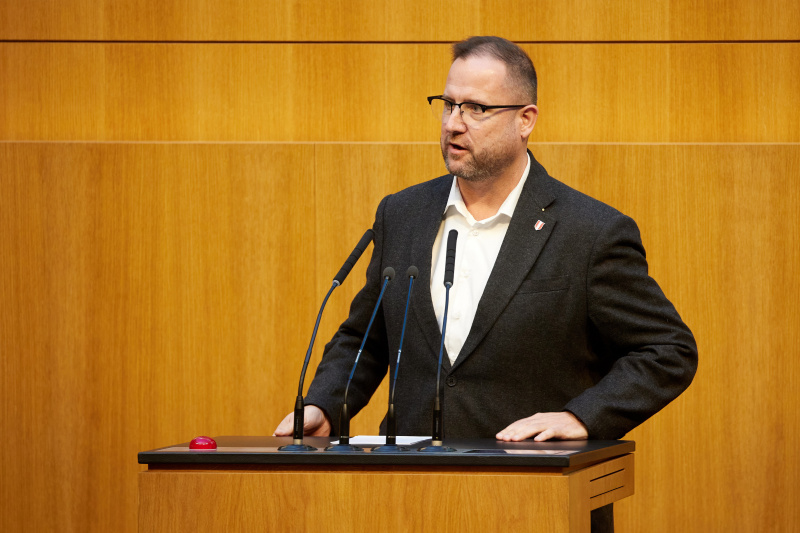 Am Redner:innenpult Nationalratsabgeordneter Christian Hafenecker (FPÖ)