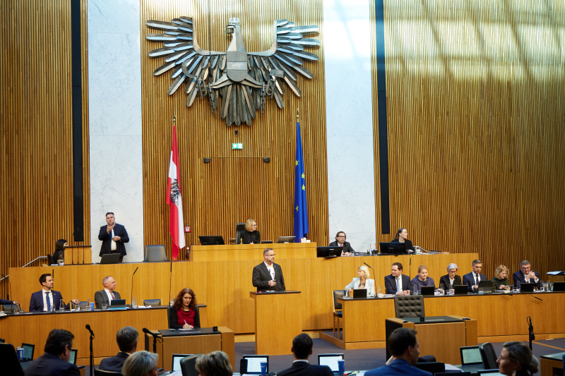 Am Redner:innenpult Nationalratsabgeordneter Christian Hafenecker (FPÖ)