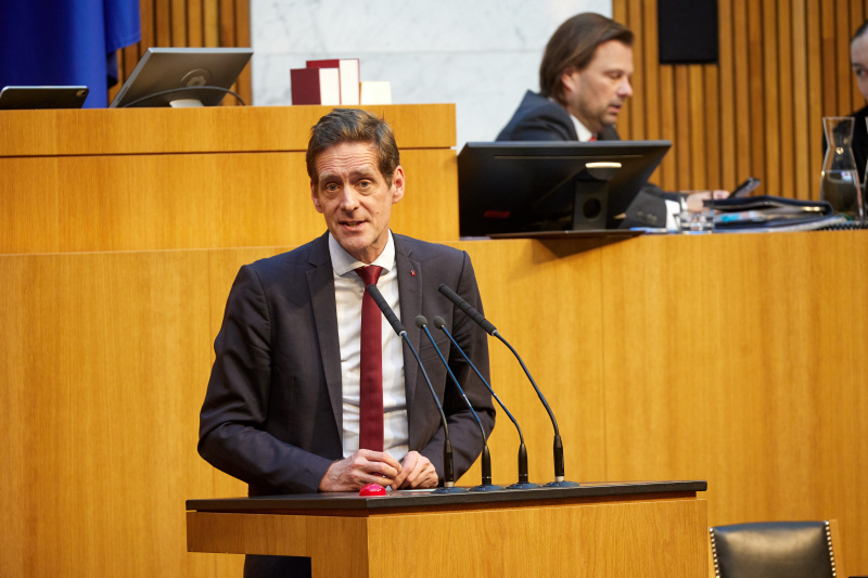 Am Redner:innenpult Nationalratsabgeordneter Kai Jan Krainer (SPÖ)