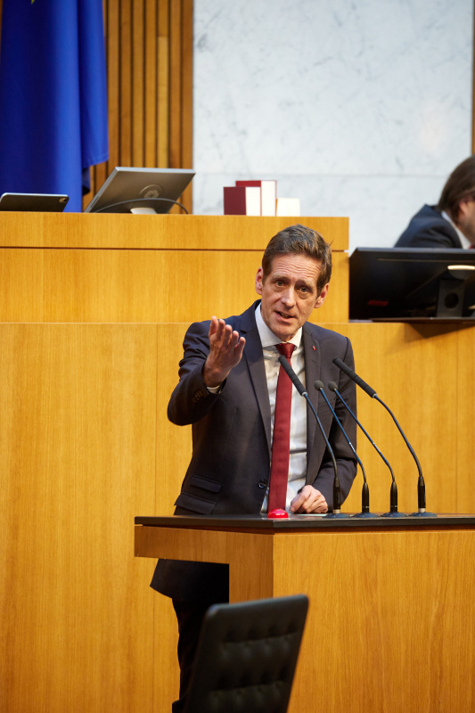 Am Redner:innenpult Nationalratsabgeordneter Kai Jan Krainer (SPÖ)