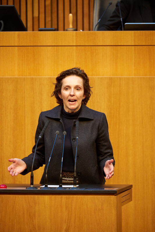 Am Redner:innenpult Nationalratsabgeordnete Martina von Künsberg Sarre (NEOS)