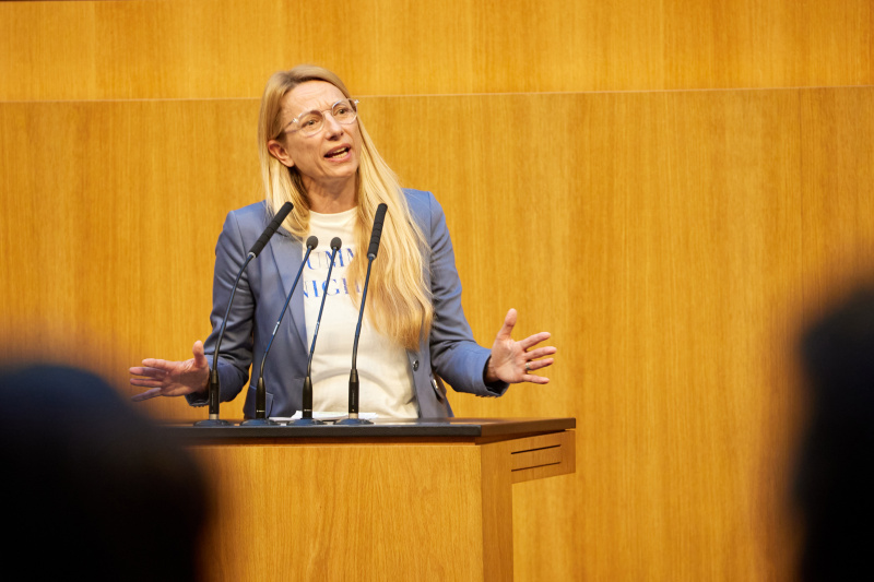 Am Redner:innenpult Nationalratsabgeordnete Juliane Bogner-Strauß (ÖVP)