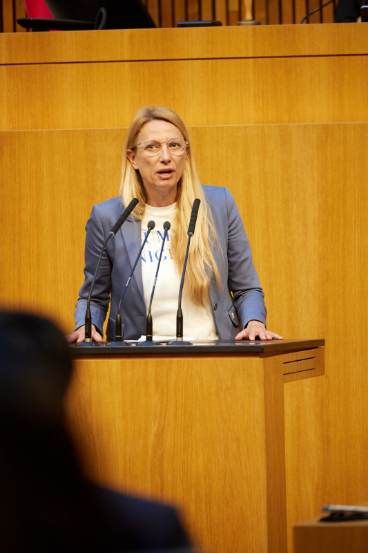 Am Redner:innenpult Nationalratsabgeordnete Juliane Bogner-Strauß (ÖVP)