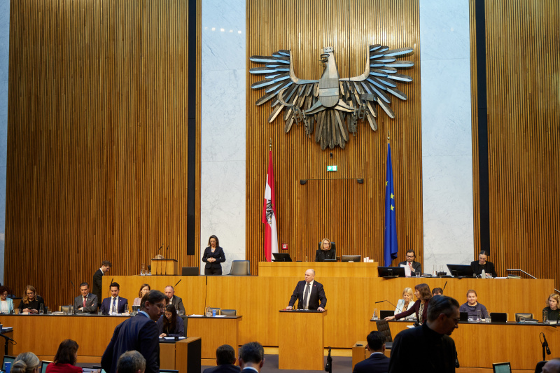 Am Redner:innenpult Nationalratsabgeordneter Markus Hofer (NEOS)