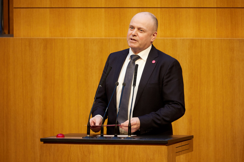 Am Redner:innenpult Nationalratsabgeordneter Markus Hofer (NEOS)