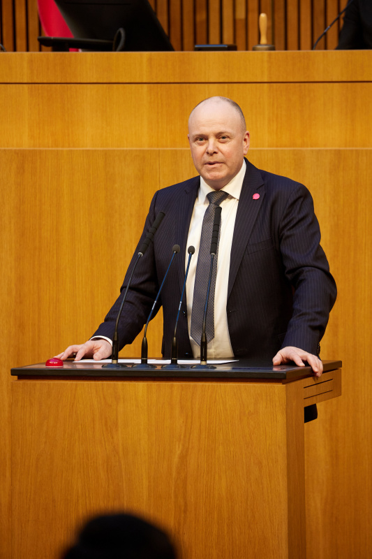 Am Redner:innenpult Nationalratsabgeordneter Markus Hofer (NEOS)