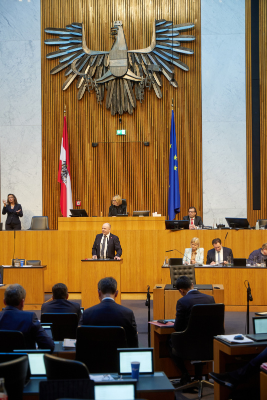 Am Redner:innenpult Nationalratsabgeordneter Markus Hofer (NEOS)