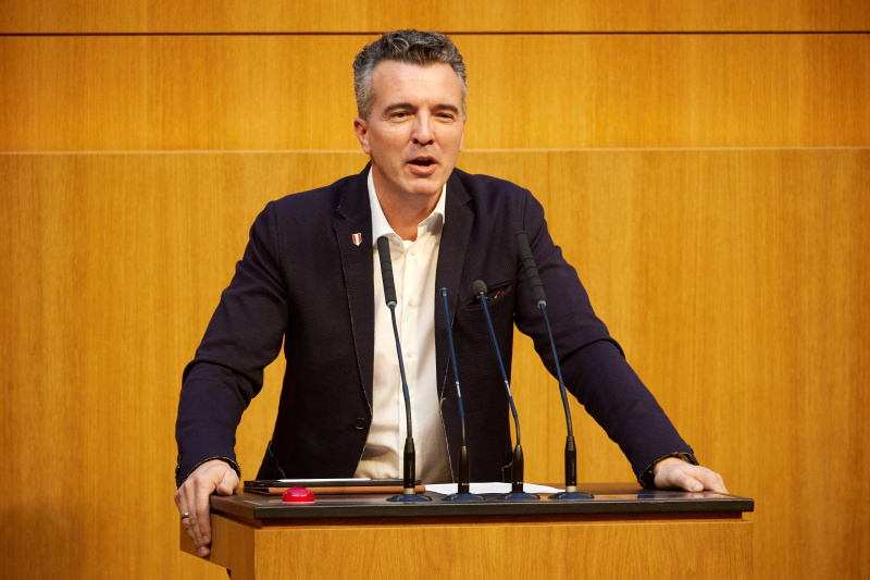 Am Redner:innenpult Nationalratsabgeordneter Gernot Darmann (FPÖ)