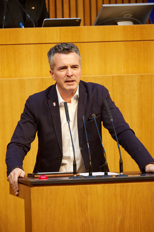 Am Redner:innenpult Nationalratsabgeordneter Gernot Darmann (FPÖ)